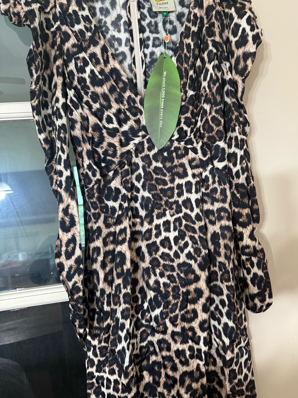 FARM Rio NWT Cheetah Animal-print satin midi dress, featuring a V-neckline XS . - Picture 8 of 14